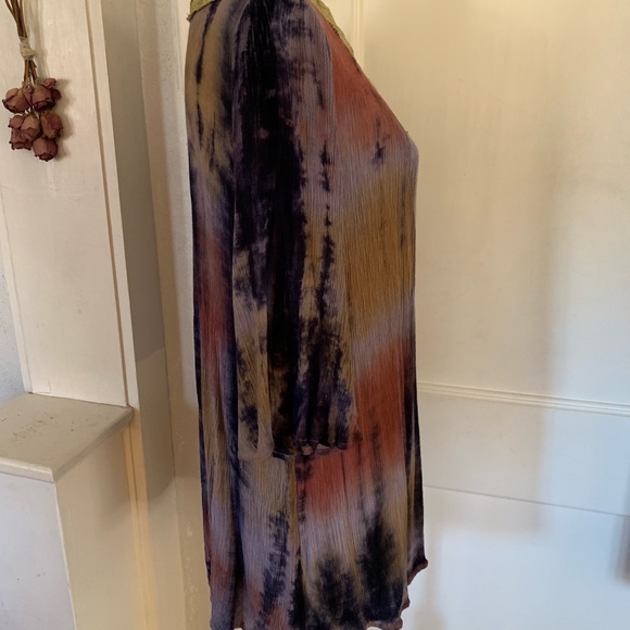 Gorgeous Umgee Blouse With Lace Trim Neckline - Picture 6 of 9